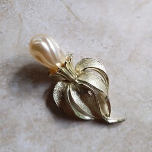 Vintage 1980s Sarah Coventry Large Faux Pearl Goldtone Flower Pin Brooch